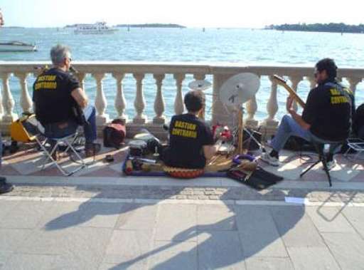 E a Venezia c’era pure Bastian Contrario. Voce, chitarre e batteria, ecco il mini-show in riva alla laguna…