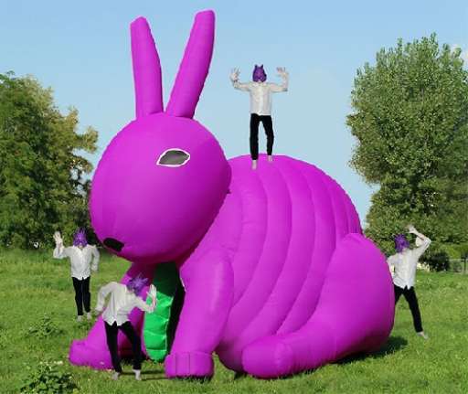 Erotismo e vjing nella pancia verde del Coniglio Viola. Performance alla Biennale del Mediterraneo