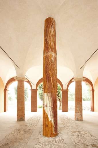 La colonna di Luciano Fabro. Reggio Emilia ha la sua Araba Fenice