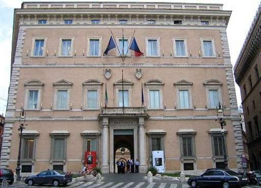 Sandro Chia provinciale, due sculture nel cortile della Provincia di Roma. Che compie 135 anni