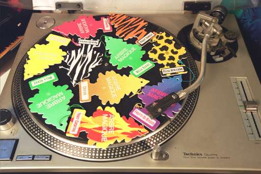 Un piccolo albero profumato in mostra a Milano. Da deodorante per auto a star