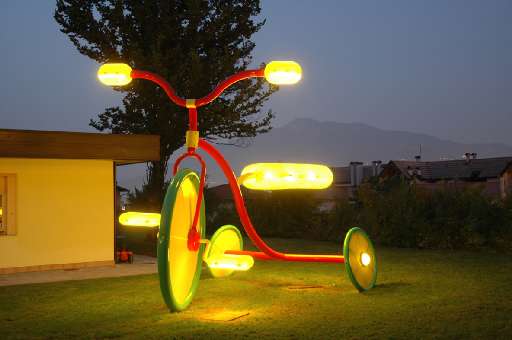 Arte pubblica a Trento. Un triciclo gigante per una scuola materna