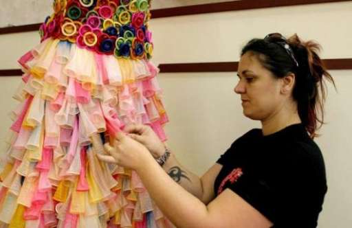 Metti addosso un condom. Abiti fatti coi preservativi, per parlare di Aids e prevenzione