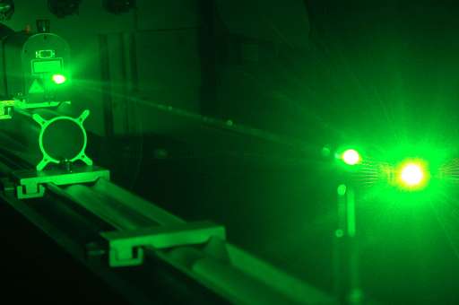 Alterazioni Video in un laboratorio di fisica sperimentale. A Milano un’installazione fotonica, ricordando Einstein