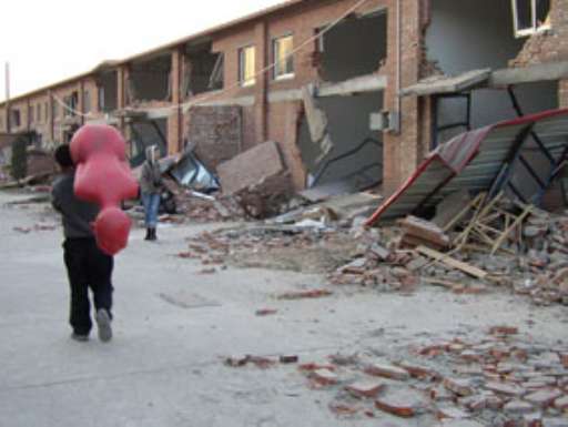 Pechino, le ruspe della polizia nel quartiere degli artisti: deve essere raso al suolo