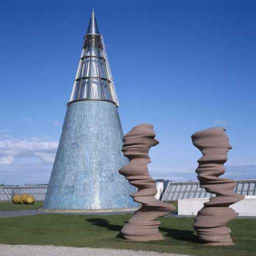 Dalla Germania arrivano tre tir carichi d’arte. A Torino sbarcano le colonne di Tony Cragg