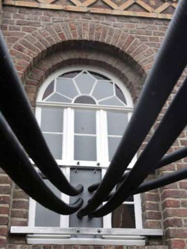 Una sinagoga diventa camera a gas. Eichmann? No, Santiago Sierra