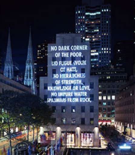 L’ultima proiezione di Jenny Holzer. Poesie luminose sulle facciate storiche di Londra