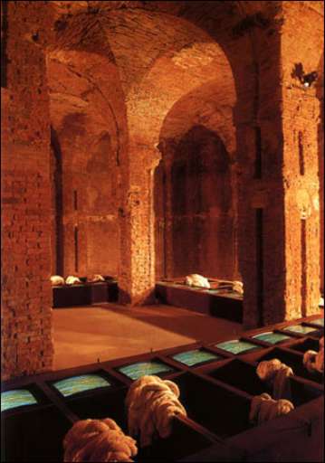 fino al 10.V.2006 | Fabrizio Plessi – Videoland | Bologna, Galleria Maggiore fino al 10.V.2006 | Fabrizio Plessi – Videoland | Bologna, Galleria Maggiore