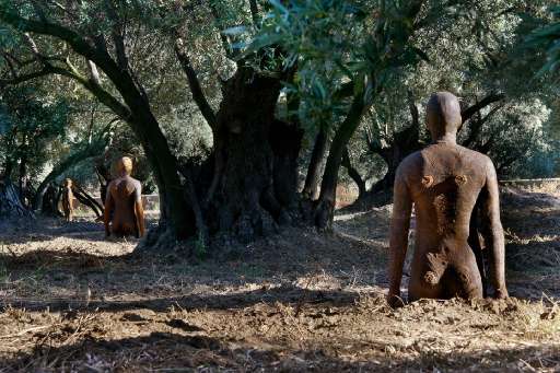 “Statue dannose per gli strati archeologici”. Interrogazione contro la mostra di Gormley in Calabria