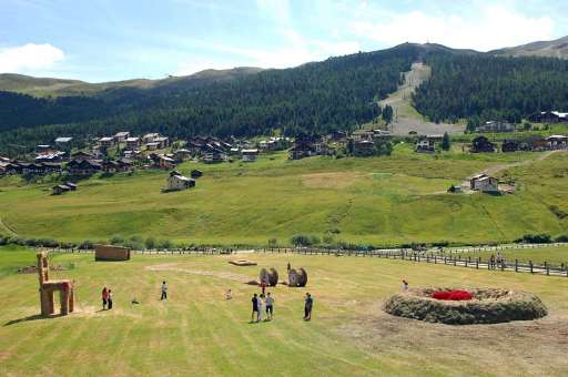 I landartisti del fieno. A Livigno una settimana fra maxisculture “erbacee”