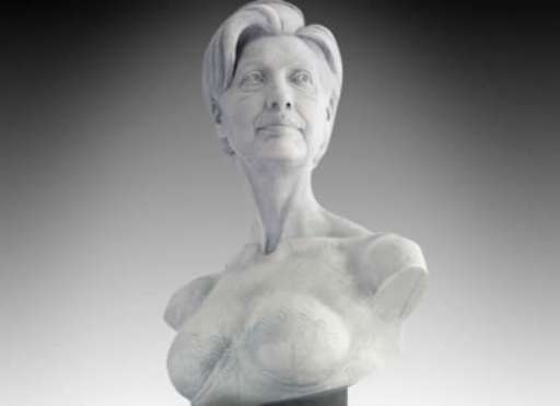 Come ti spoglio le icone USA. Dopo Britney Spears, Daniel Edwards “rilegge” Hillary Clinton