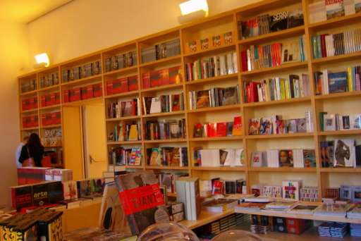 Fra Nauman e Vedovamazzei, il Madre trova il tempo per inaugurare biglietteria e bookshop Fra Nauman e Vedovamazzei, il Madre trova il tempo per inaugurare biglietteria e bookshop