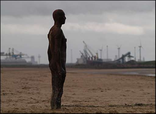 “Via quelle statue di Gormley dalla spiaggia”. Paesino inglese rinuncia alla sua fortuna
