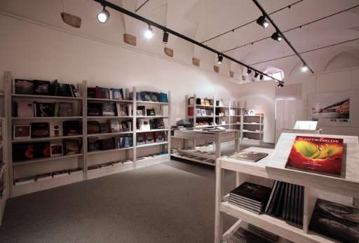 Ampio spazio alla fotografia nel nuovo Fornibookshop di Bologna