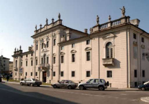 “Basta con gli sperperi per i cosiddetti grandi eventi“. Tre artisti guidano la protesta a Gorizia