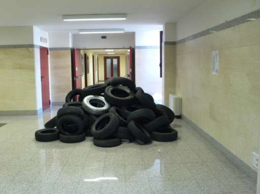 Polemiche e denunce per la mostra nell’Assessorato. E a Cagliari arriva pure “Striscia”…