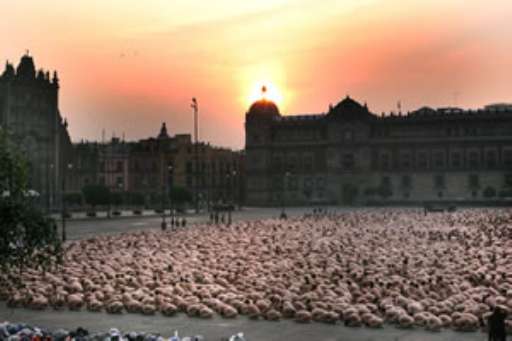 Diciottomila messicani “desnudi”, per le foto record di Spencer Tunick…