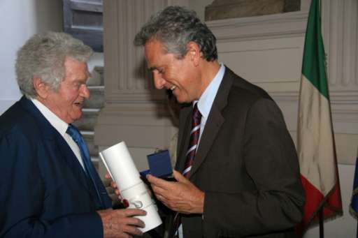 Il ministro Rutelli consegna i diplomi ai “Benemeriti della Cultura e dell’Arte” Il ministro Rutelli consegna i diplomi ai “Benemeriti della Cultura e dell’Arte”