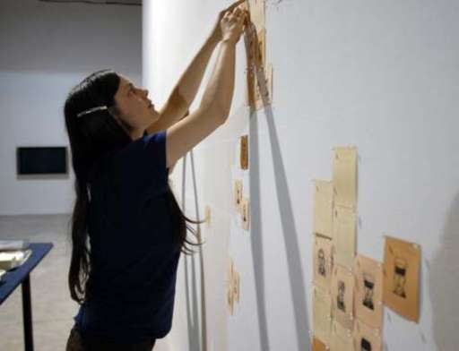 Giovanissima, sconosciuta e non troppo originale? È l’artista perfetta per Saatchi…