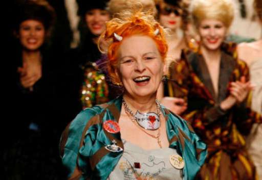 E a Londra un’inattesa Vivienne Westwood in performance contro il consumismo…