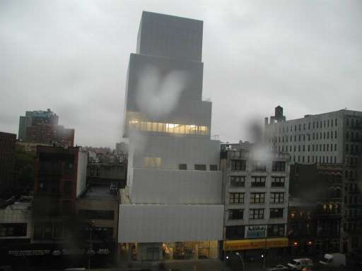 New Museum, debutto… Unmonumental. Con tre mostre, e appendice online…