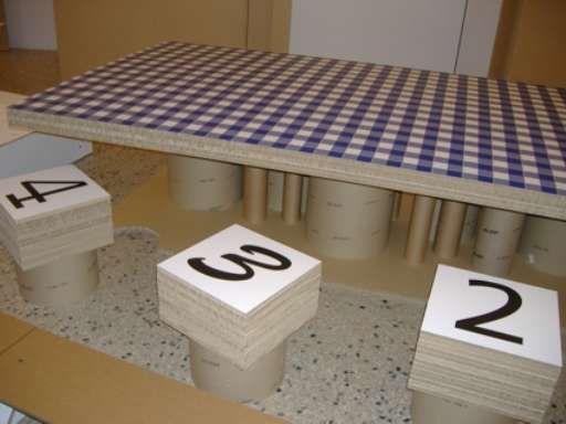 Tavoli, sedie e complementi di cartone. A Lucca i continuatori (illustri) di Gehry… Tavoli, sedie e complementi di cartone. A Lucca i continuatori (illustri) di Gehry…