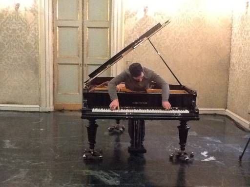 Rompete le righe: Allora & Calzadilla invadono l’ex quartier generale austriaco