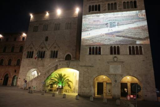 Forse il bisbiglio nacque | già prima delle labbra