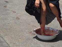 Regina José Galindo inaugura il nuovo spazio Prometeo Gallery a Milano