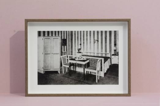 Stephanie Nava, La remonte du fond vers la surface Vienne rouge, 2016 argentic print of baryta paper 25 x 185 cm