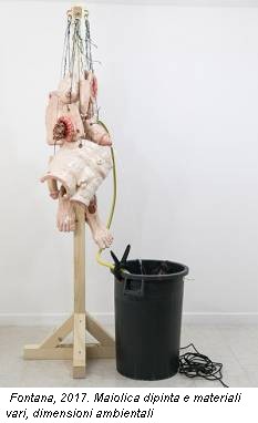 Fontana, 2017. Maiolica dipinta e materiali vari, dimensioni ambientali