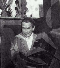 fotografia: Giacomo Balla fotografato con la scultura il “pugno” di Boccioni