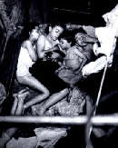 Weegee, "Bambini che dormono nella scala di soccorso" (1940 circa)