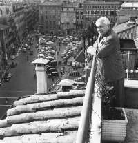 De Chirico nella sua casa a P.za di Spagna