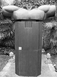 Berrocal,Miguel_Opus_442_torso_de_luces_1994_kevlar,agglomerato_di_resina_e_bronzo_base_in_corte_