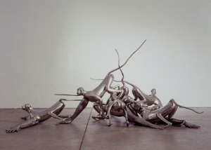 Rona Pondick, Monkeys, 1998-2001, acciaio inossidabile, 1,21x1,21x2,74 m