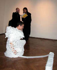 Bertocchi, Paolo (performance); sullo sfondo il critico Alberto Zanchetta con Beatrice Pasquali