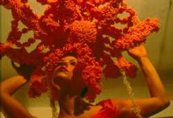 SISSI L’ultima goccia, 2000 Performance-presenza, Firenze Lampadario di scoubidu lavorato all’uncinetto