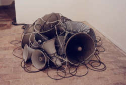 KENDELL GEERS "Truth or Dare" 2001 20 trombe megafono, cavi elettrici, 5 lettori cd, 5 amplificatori Courtesy Galleria Continua, San Gimignano - Italia