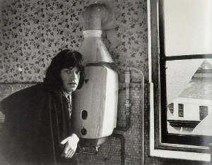 cecil_beaton_mick_jagger_sul_set_di_performance(1968)_copyright_cecil_beaton_archive_sothebys_londra