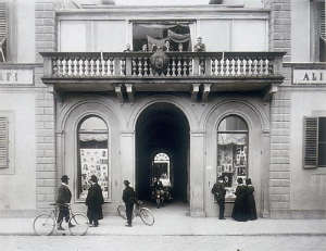 La facciata dello stabilimento Alinari, 1900 ca.