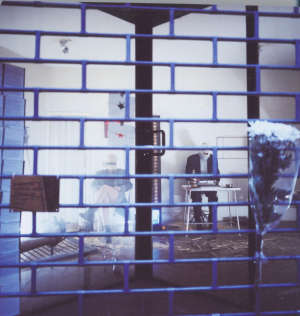 Bologna, l’artista Flavio Favelli si mette in vetrina