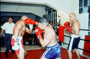 Cazzotti in galleria. Ma niente paura, è solo una performance
