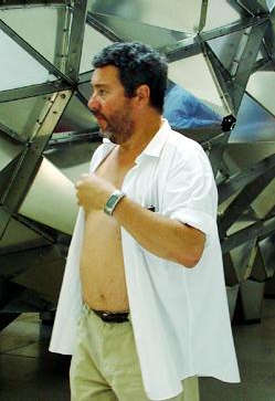 Un designer panzone si aggira per la Biennale. Indovinate chi è!