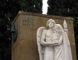 L’art-vandalo Pietro Cannata colpisce ancora. A Prato, la sua città L’art-vandalo Pietro Cannata colpisce ancora. A Prato, la sua città