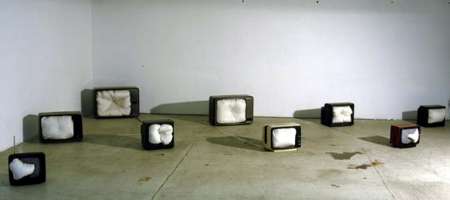 Genova, la tv italiana fa cacare. Parola d’artista