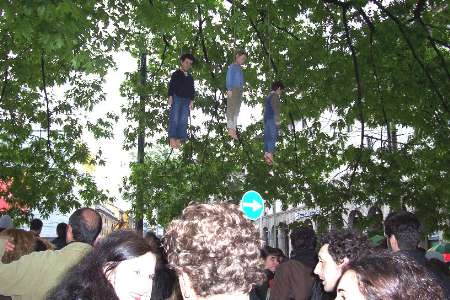 Milano, ecco gli appesi di Maurizio Cattelan. Già staccati da qualcuno