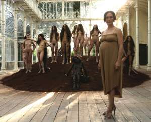 Dilemma per Vanessa Beecroft. Dove faccio nascere il mio bambino?