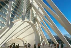 Prato, giovani artisti in negozi, bar, palestre della città